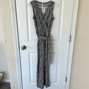 NWT, XSmall petite NY Collection side tie,V- Neck jumpsuit with pockets.